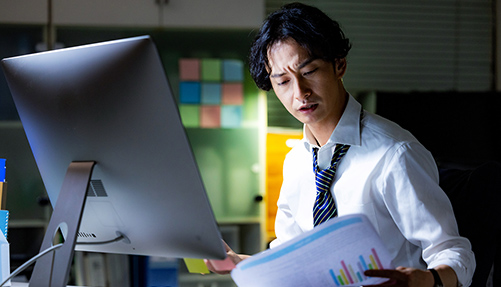残業をする男性の写真