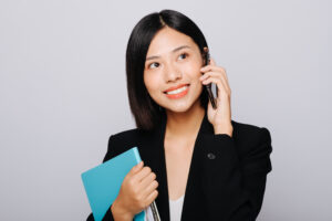 電話をする女性の写真
