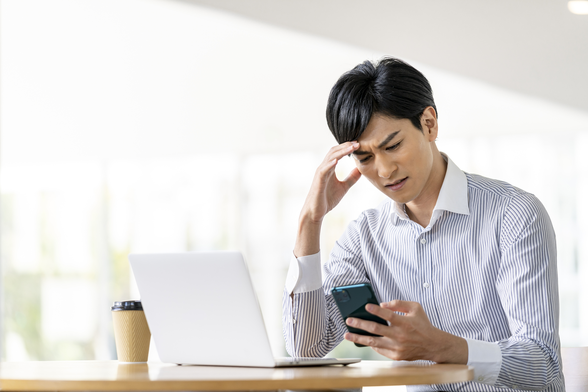 ストレスに感じる男性の写真