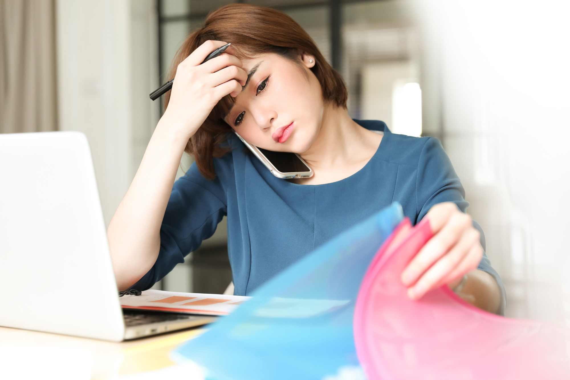 業務上の上下関係を利用した執拗な個人的接触の要求及びセクハラ行為を解決した事例