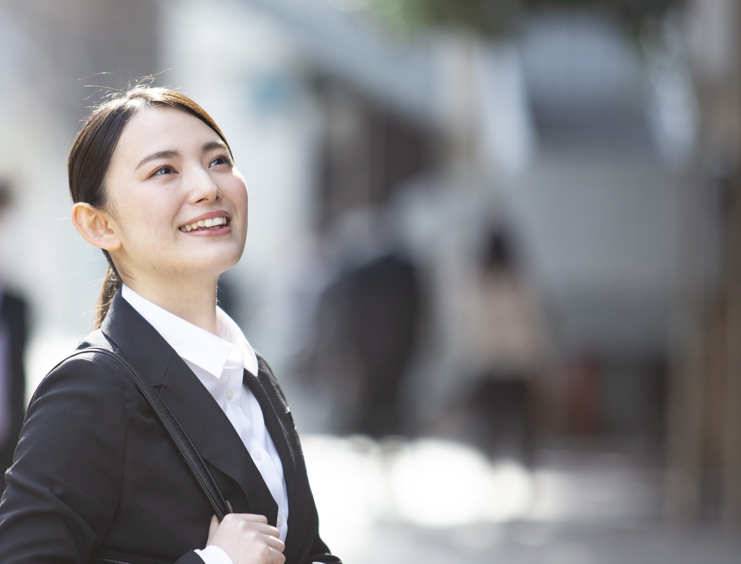 採用面接に向かう女性の写真